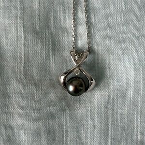 Elegant Silver and Tahitian Black Pearl Pendant Necklace